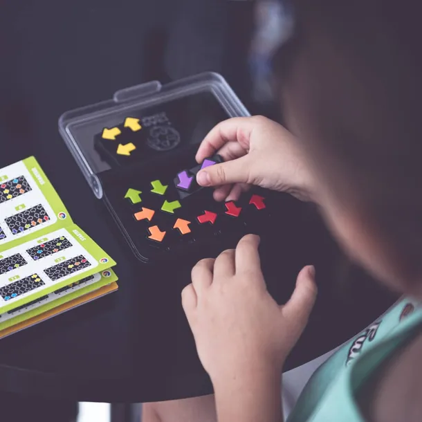 gra-iq-arrows-smart-games-7-material-papier