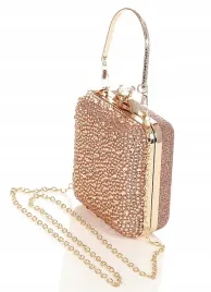 lososiowa-zgrabna-blyszczaca-kopertowka-puzderko-na-lancuszku-raczka