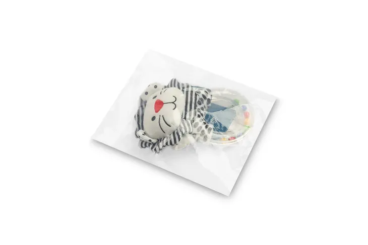 blackandwhite-grzechotka-lew-marka-sensillo