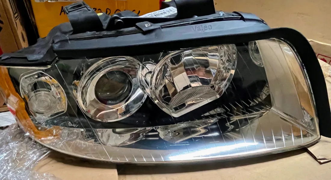 reflektor-audi-a4-prawy-ksenon-oe