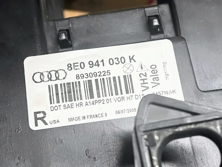 reflektor-audi-a4-prawy-ksenon-oe-strona-zabudowy-prawa