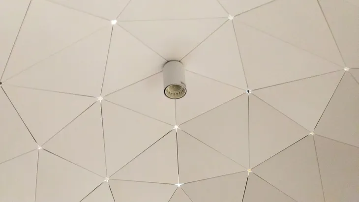 moosee-lampa-wiszaca-sputnik-pomieszczenie-salon