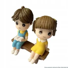 zestaw-figurek-para-na-laweczce