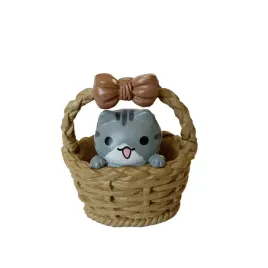figurka-kotek-w-koszyczku-szary-model-kokardka