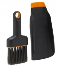 lopatka-do-ziemi-i-szczotka-1071302-fiskars