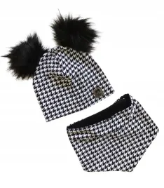 czapka-i-chusta-pepitka-z-pomponami