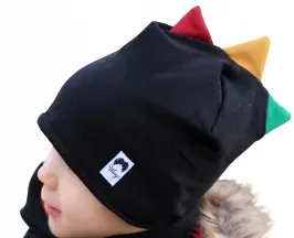 czapka-dino-z-kolorowymi-kolcami