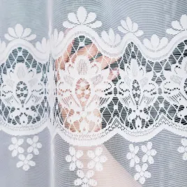 firanka-biala-zakardowa-300x140-pokoj-salon-kuchnia-140x300-zabki