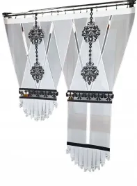 panel-okienny-dekoracyjny-y-z-woalu-i-czarnym-dekorem-225x110-do-sypialni