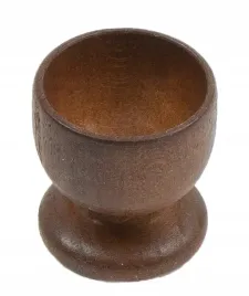 drewniana-podstawka-kieliszek-pod-jajko-brazowy
