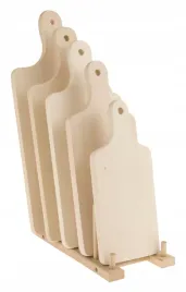 deski-drewniane-z-raczka-na-stojaku-zestaw-bukowe