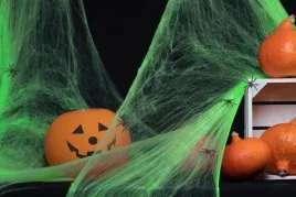 pajeczyna-halloween-zielona-20g-a0099z-z-pajakami-andrzejki-zombie-party