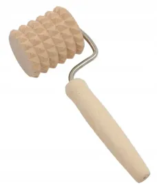 walek-drewniany-z-raczka-z-kolcami-maly-18cm-do-nakluwania-ciasta