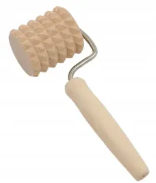 walek-drewniany-z-raczka-z-kolcami-maly-18cm-do-nakluwania-ciasta