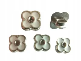guziki-srebrne-bialy-kwiat-10-mm-stopka-10-szt
