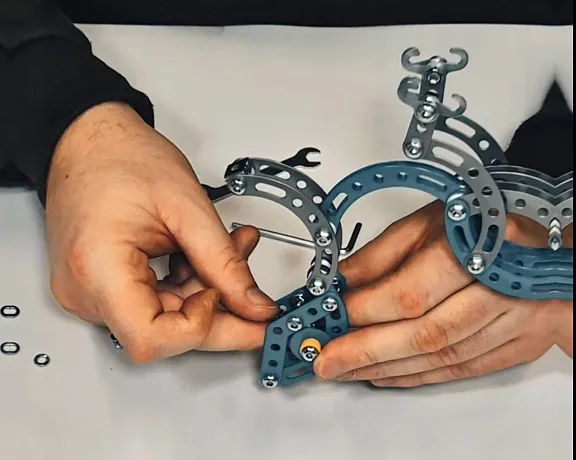 maly-konstruktor-velociraptor-202-elementy-wiek-dziecka-8-lat