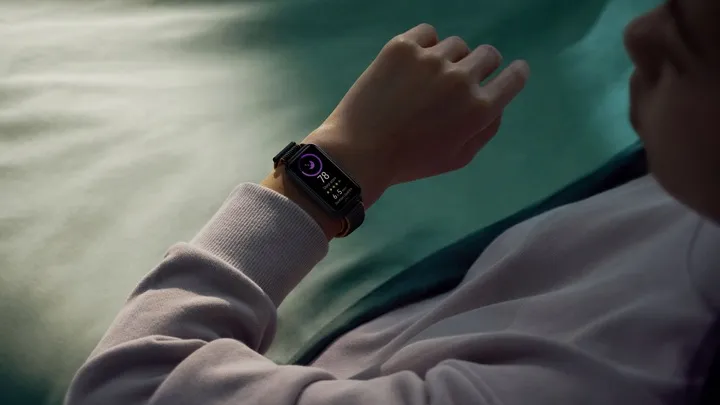 smartwatch-huawei-band-8-rozowy-material-koperty-tworzywo-sztuczne