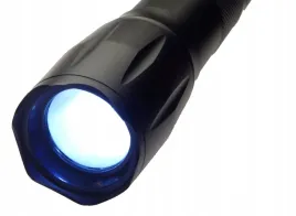 na-prezent-czarna-aluminiowa-latarka-led-cree-5w-t6-akumulat