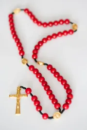 rozaniec-z-kamieni-naturalnych-koral-czerwony-sw-jp-ii-mb-etui