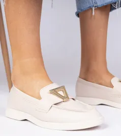 bezowe-damskie-mokasyny-z-elegancka-ozdoba-viletta