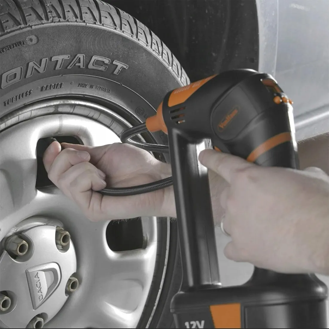 kompresor-akumulatorowy-pompka-latarka-led-12v-115psi-8bar-25ah-torba