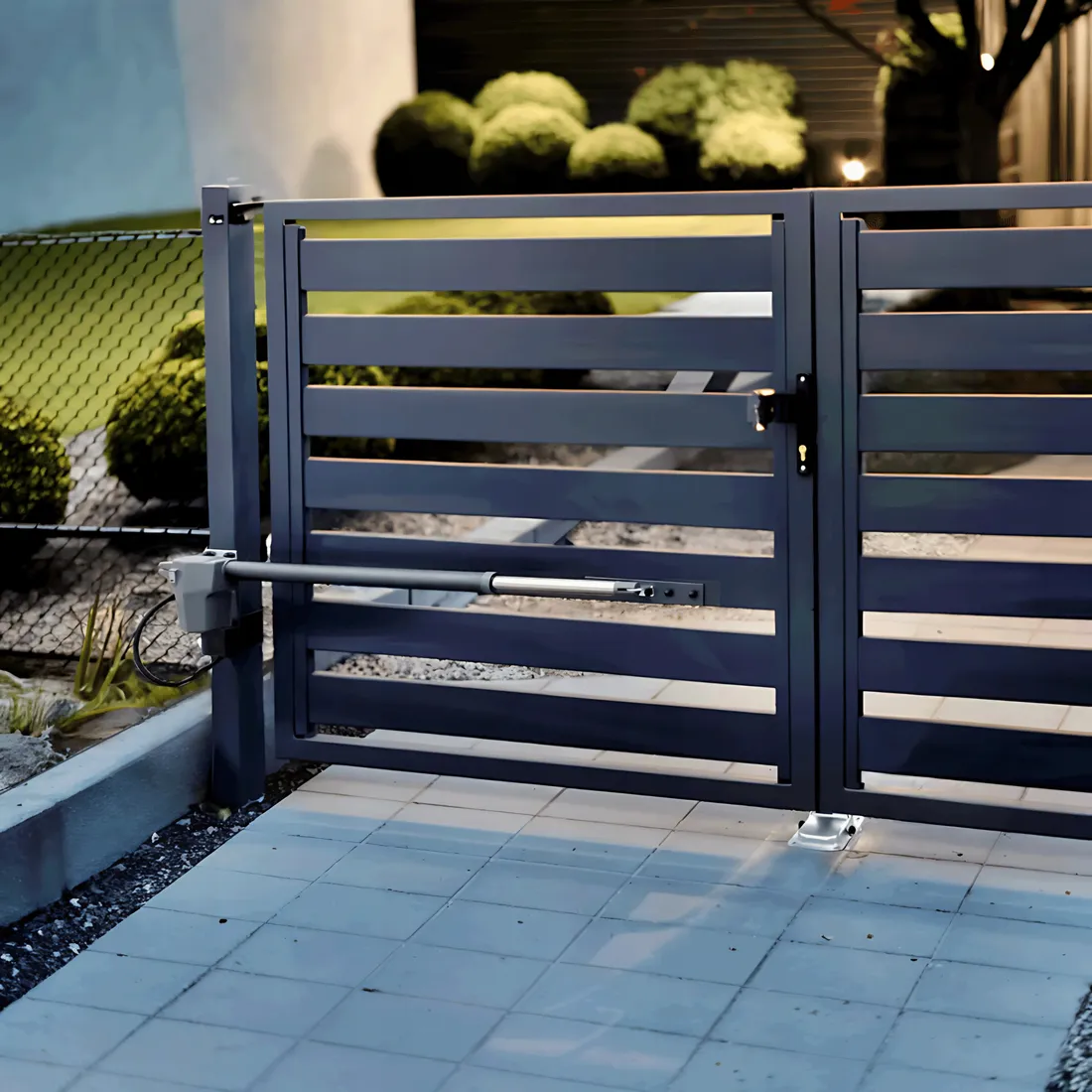 naped-do-bramy-dwuskrzydlowej-zestaw-automat-3-piloty-silownik-wifi-lampa