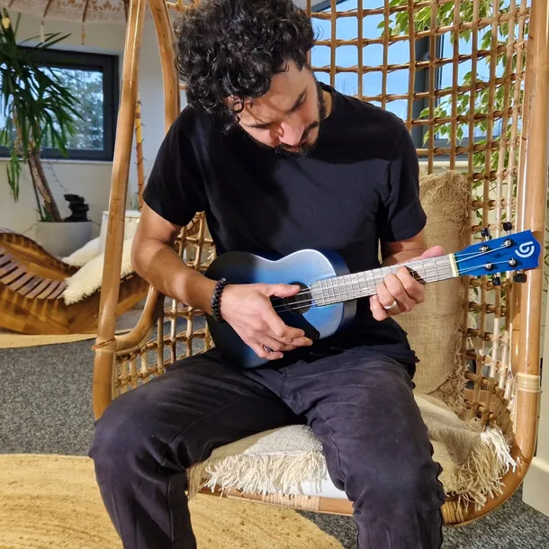 ukulele-recznie-wykonane-czerwone-kolor-czerwony