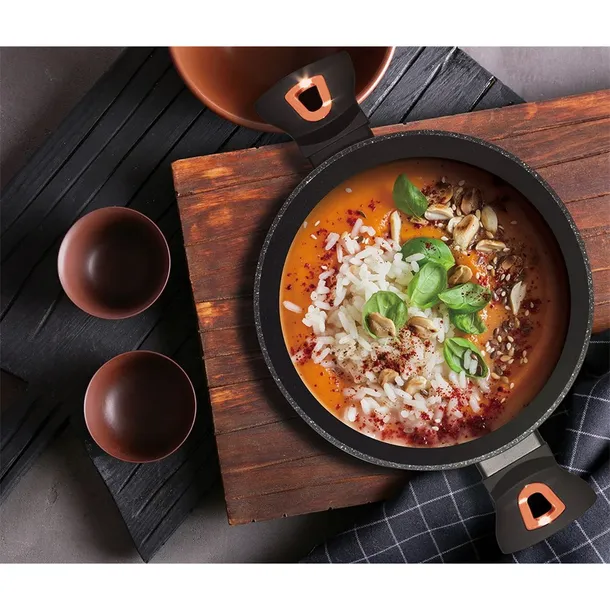 black-rose-marka-berlinger-haus