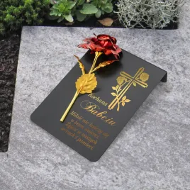 wieczna-roza-czerwona-na-postumencie-z-nadrukiem-na-cmentarz-dla-babci