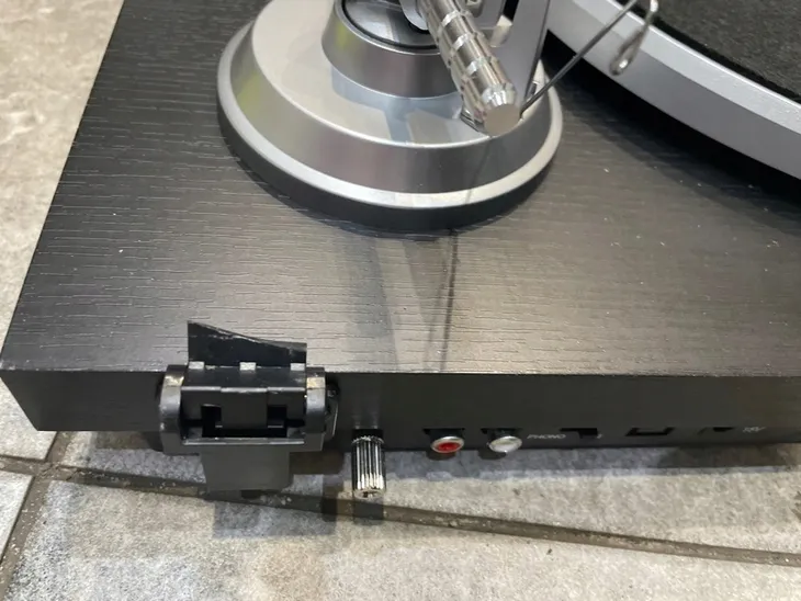 gramofon-lenco-ls-500bk-czarny-naped-paskowy