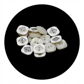 guzik-18x18mm-dwie-dziurki-10szt-bialy