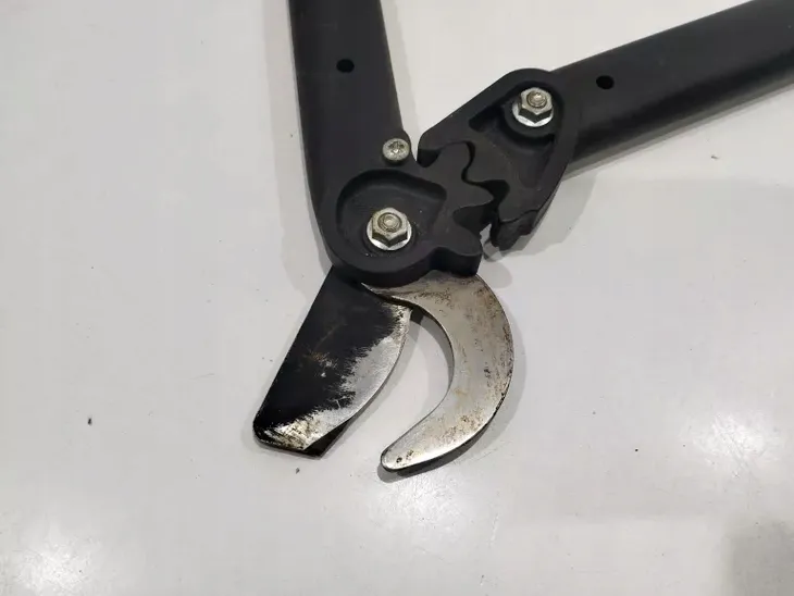 sekator-fiskars-l74-waga-z-opakowaniem-0-15-kg