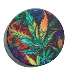 kolorowy-mlynek-do-tytoniu-grinder-metalowy-z-kolorowym-lisciem-marychy