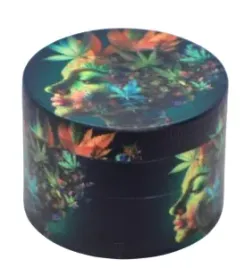 kolorowy-mlynek-do-tytoniu-grinder-kobieta-z-kolorowymi-listkami-marihuany