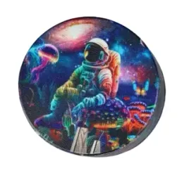 mlynek-do-tytoniu-grinder-z-astronauta-siedzacym-na-grzybku-halucynogennym