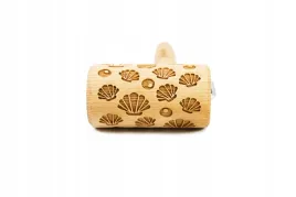 grawerowany-walek-do-ciasta-w-muszelki-morski-wzor-marine-drewniany-19cm
