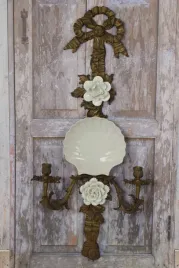 swiecznik-dwuramienny-kokarda-muszla-porcelana-wiszacy