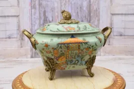krolewska-waza-na-zupe-patera-porcelana-zlocenia-okucia-z-brazu