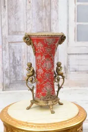 czerwona-porcelana-wazon-secesja-amory-anioly-francja-sygn