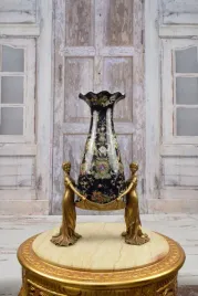 muzealna-czarna-waza-nimfy-trzymajace-wazon-porcelana-braz