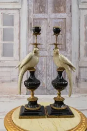 dwa-swieczniki-papugi-bialo-czarne-porcelana-braz-sygn-francja