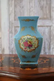 niebieski-wazon-malowany-zlocony-porcelana-braz