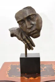 salvador-dali-maska-zaduma-mysl-figura-z-brazu
