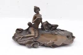 patera-z-brazu-kobieta-z-liliami-wodnymi-akt
