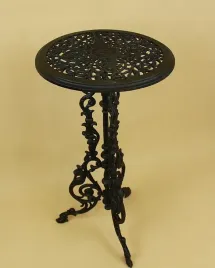 azurowy-zeliwny-stolik-ogrodowy-piekny-stol