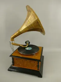 gramofon-patefon-kwadrat-rzezbiona-tuba-drewniana-skrzynia