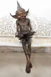 siedzacy-smieszny-skrzat-gnom-troll-figura-rzezba-z-brazu-ogrod-ozdoba