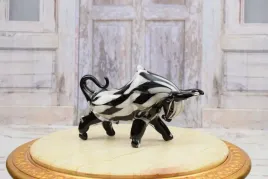 szklo-murano-style-byk-z-wall-street-figura-szachownica-bialo-czarny-bull