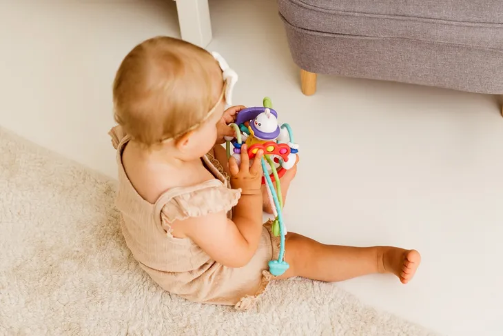 kroliczek-kolorowe-linki-wiek-dziecka-12-m