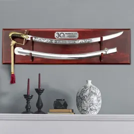 szabla-oficerska-na-tablo-z-grawerem-na-30-lecie-firmy
